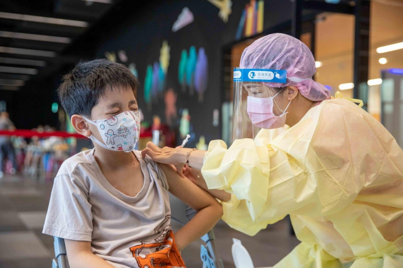 黃軒指出，台灣目前正受BA.5病毒浪潮侵襲，特別是小孩和老人，接種疫苗仍有其必要性。   圖：擷取自黃偉哲臉書（資料照）