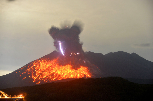 九州鹿兒島的櫻島火山24日晚間噴發，日本氣象廳已將此次噴發警戒級別升至最高的5級。   圖：取材自推特