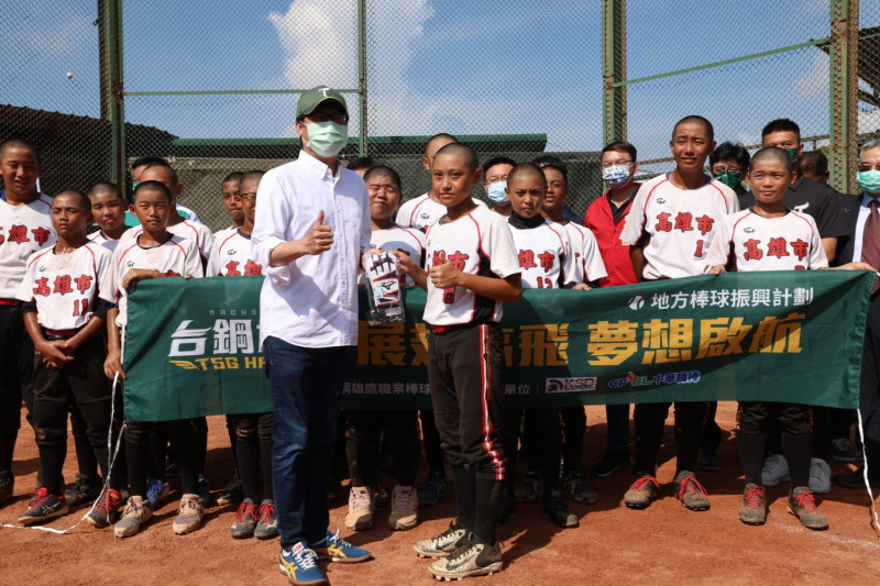 陳其邁（前左）預祝小朋友三度抱回冠軍。   圖：高雄市政府提供