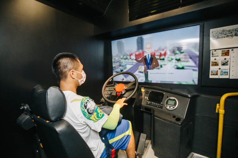 數位號將公車原有的駕駛座改造為「CARGOGO」互動遊戲，小朋友可以坐上駕駛座，體驗親自運送展品到新美館。   圖：新北市文化局提供