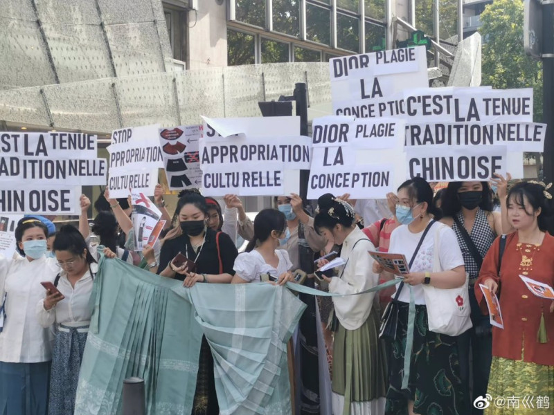 多名中國留法人士在法國香榭大道上抗議迪奧抄襲。   圖：擷取自微博