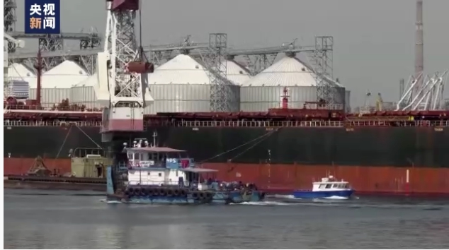 烏克蘭敖德薩港口的糧食倉儲設施與運送船隻。   圖 : 翻攝自央視新聞