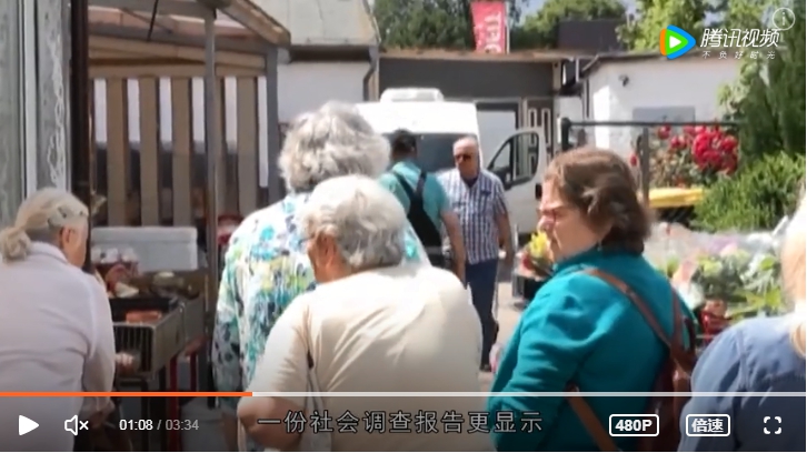 德國低收入戶的民眾排隊領取救濟糧食。   圖 : 翻攝自騰訊視頻