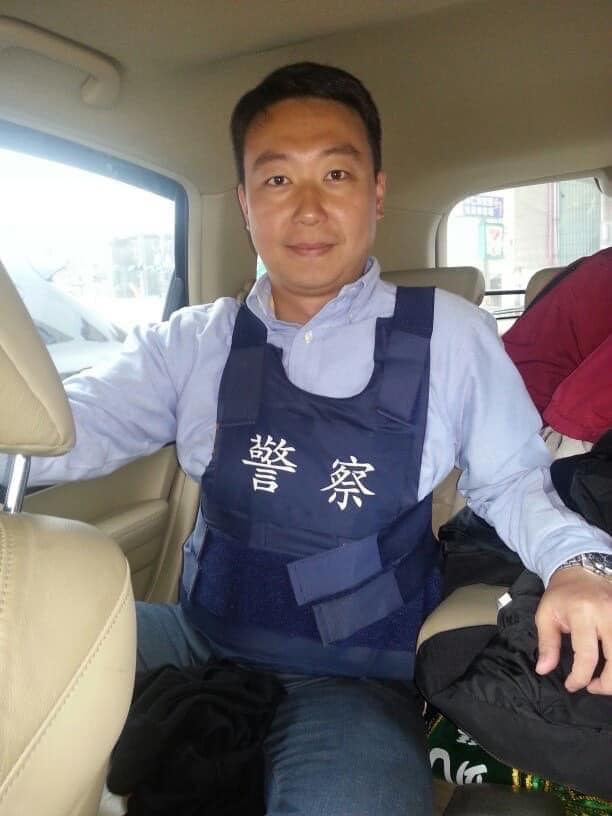 市議員陳世凱於臉書再貼出他9年前參選立委時穿防彈衣的照片。   陳世凱/提供
