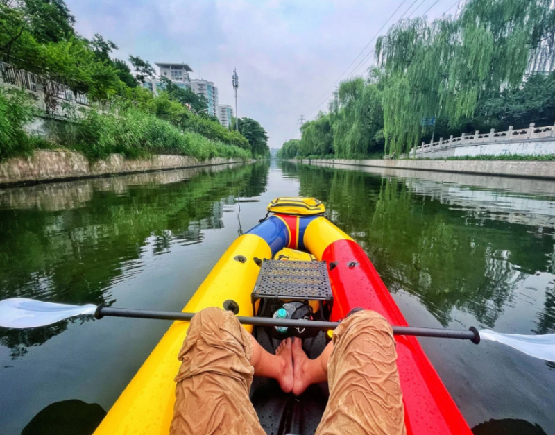 中國男在北京划輕艇上班，並將圖片發布在網路上引發討論。   圖: 翻攝自 《 北京日報 》