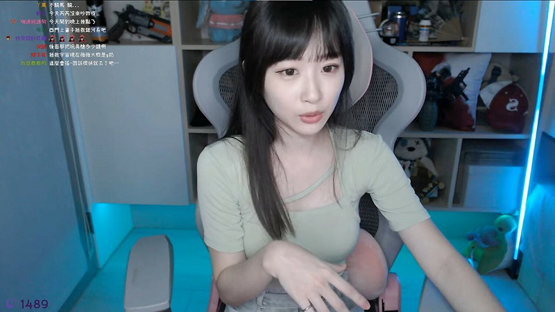 薇薇說，個子小胸部大的女生有一個缺點，就是在買衣服時會選擇困難，如果挑小號的會太緊，挑大號的又鬆垮垮的，不管哪種穿起來都不好看。&nbsp;&nbsp;&nbsp;圖：翻攝自Hicu剪片頻道