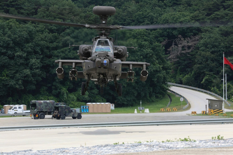 駐韓美軍阿帕契攻擊直升機舉行近3年以來首次火箭及槍砲實彈演習。   圖 : 翻攝自臉書 2IDKorea