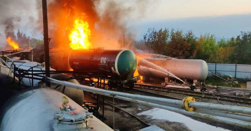 頓涅茨克的親俄分離主義分子 （DPR） 所控制的油庫遭烏克蘭軍隊攻擊，發生大火。   圖：翻攝自Twitter