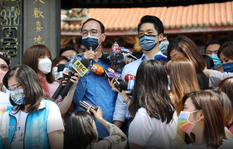 朱立倫(左)上午陪同台北市長參選人蔣萬安前往龍山寺參拜。   圖：國民黨提供