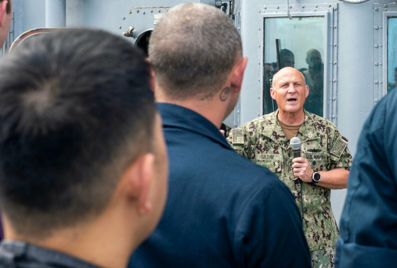 美國海軍作戰部長麥可·吉爾迪(Michael Martin Gilday)上將。(圖中手持麥克風者)   圖：翻攝US Navy