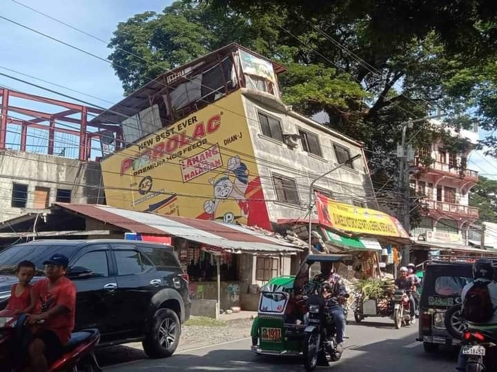 震央所在的阿布拉省，有三層樓建築物從二樓與一樓中間位置塌落。   圖：取自非官方菲律賓氣象和科學「Philippine Weather and Science Updates」臉書專頁@giantvscience1000