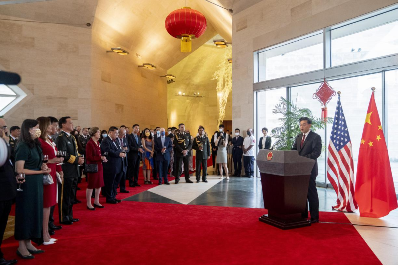 中國駐美大使秦剛於解放軍建軍95週年會上致詞稱，中、美兩國應探索和平共處之道，重回健康發展軌道。   圖：翻攝自「環球網」