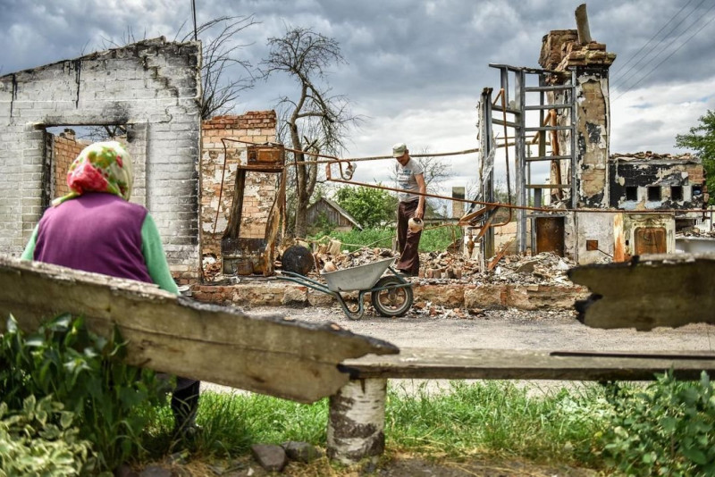 烏克蘭多處民宅已遭俄軍攻擊，只剩下斷垣殘壁。   圖：擷取自澤連斯基臉書（資料照）