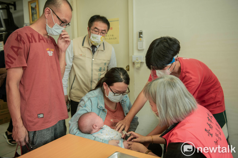 台南市長黃偉哲關心接種狀況，前往新營區衛生所探視疫苗接種狀況。   圖：台南市政府提供