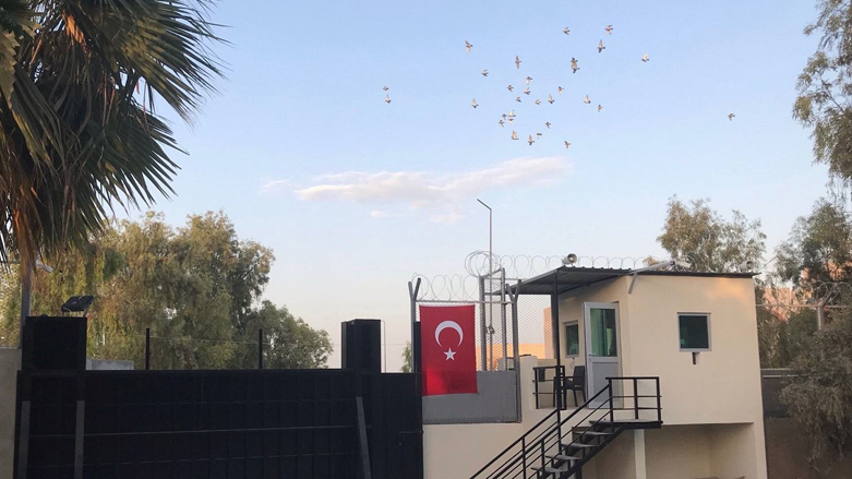 土耳其駐伊拉克北部大城摩蘇爾（Mosul）的領事館27日凌晨遭到迫擊砲襲擊。   圖：擷自推特