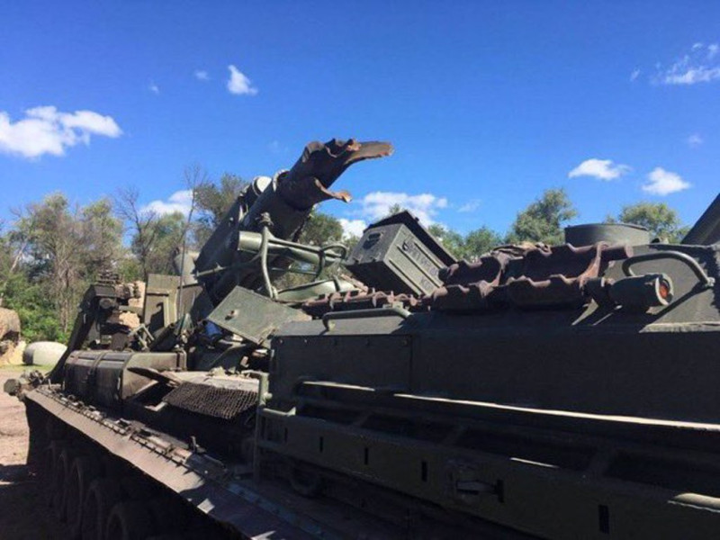 烏克蘭軍隊發現被俄軍棄置的牡丹花自走砲，砲管被炸斷。   圖：翻攝推特