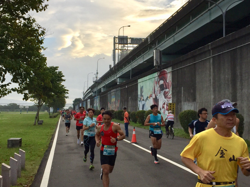 工安盃為環保路跑，現場不提供紙杯，請選手自行攜帶環保杯補充水份。   圖：新北市勞檢處提供