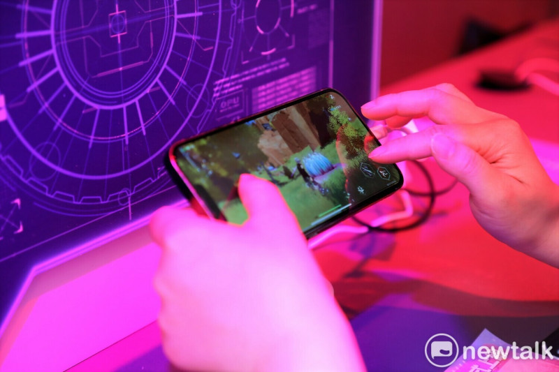《幻塔》設計為跨平台遊戲，讓玩家在零碎時間時能利用手機輕鬆進行遊戲 圖：蔡幸秀/攝