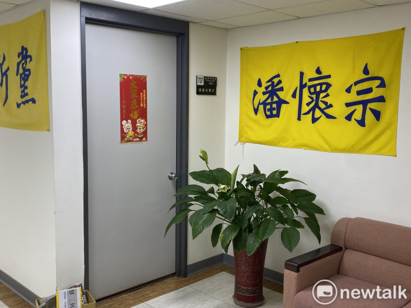 無黨籍前台北市議員潘懷宗遭解職，照片為議員辦公室外大門。   圖：周煊惠 / 攝