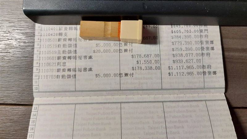 陳佩琪去年秀出存摺，要為柯文哲買單95萬，但柯文哲卸任5個月，這筆欠款卻一直沒還，留了一筆呆帳給蔣萬安。   圖：取自陳佩琪臉書