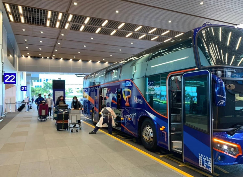 自8月1日起，桃園國際機場防疫巴士免費開放入境旅客搭乘。   圖：桃園機場公司 / 提供