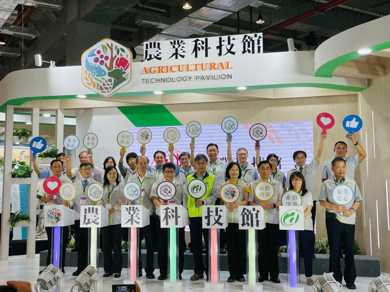 農委會副主委陳駿季（右五）今出席「2022亞洲生技大展-農業科技館」啟動儀式。   圖：農委會／提供