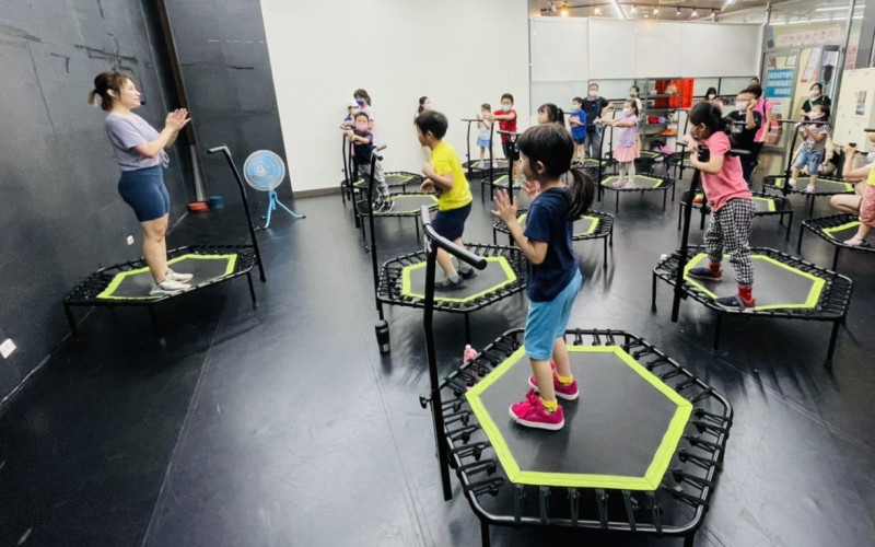 新莊國民運動中心推出兒童放電跳床課程。   圖：新北市體育處/提供