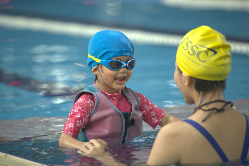 淡水國民運動中心推出假日游泳課程。   圖：新北市體育處/提供