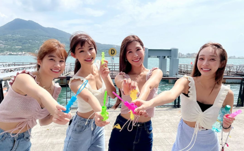 《女孩花啾玩》由伊伊、Yuri陳怡叡、沐妍和林襄(左至右)一起主持。   圖：翻攝自IG/4girlplay