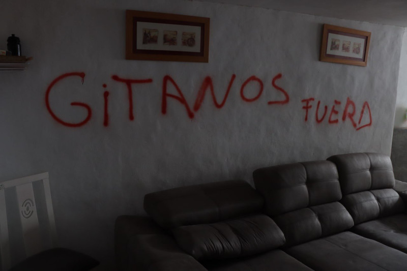 在佩亞爾德韋塞羅鎮上，吉普賽人的房屋內遭塗鴉，以西班牙文寫著「吉普賽人出去」。   圖：擷取自José Manuel G. Jurado推特