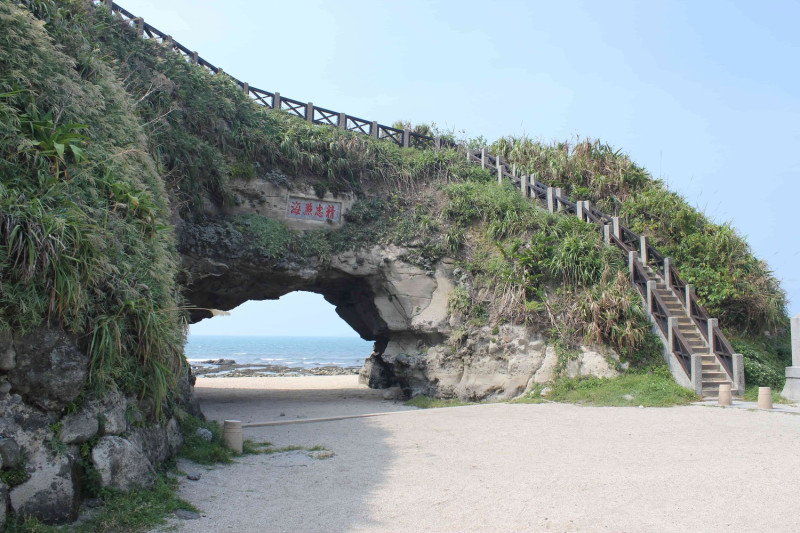 特殊海蝕拱門景觀，別有洞天的美景。   圖：新北市觀旅局提供