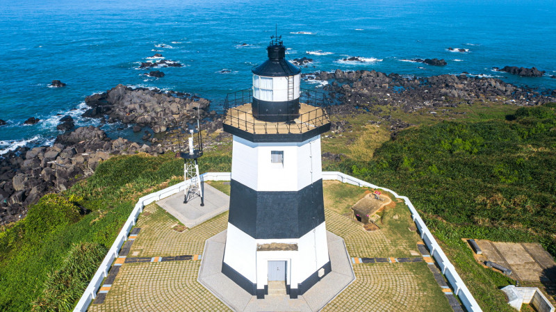 富貴角燈塔有著黑白相間的外型，佇立海岬，從步道望去就能感受時代意義。   圖：新北市觀旅局提供
