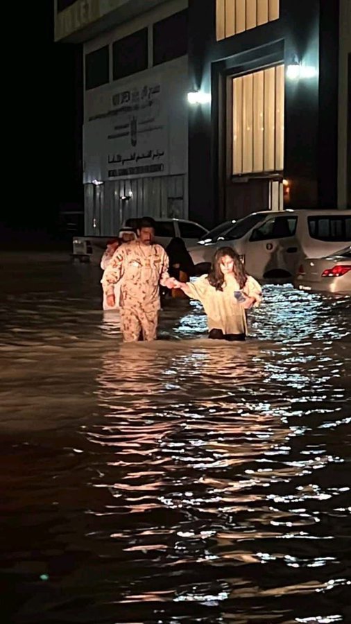 阿拉伯聯合大公國（UAE）近日連日暴雨，北部城市多處淹水。   圖：翻攝自推特