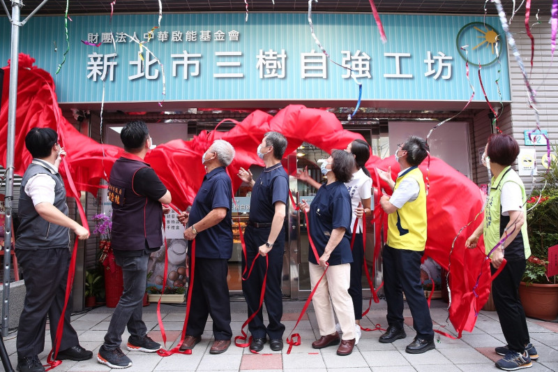 勞工局長陳瑞嘉、市議員洪佳君、林金結、蘇泓欽及嘉賓親自出席參與揭牌。   圖：新北市勞工局提供