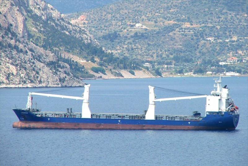 一艘敘利亞船隻在黎巴嫩北部港市的黎波里靠港，且船上載有盜取來的大麥和小麥。   圖：翻攝自Twitter