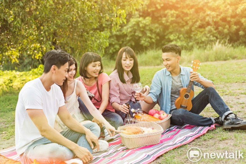 夏日高溫讓人熱得受不了，戶外活動久了還會熱得口乾舌燥、皮膚乾癢，這時要小心有可能熱到脫水。   圖：新頭殼資料庫