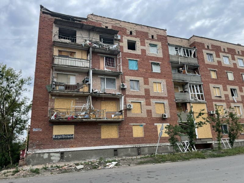 俄軍砲擊斯拉維揚斯克，導致多棟建築摧毀。   圖：翻攝自推特