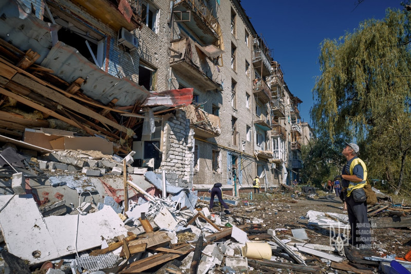 俄軍砲擊烏克蘭東部頓內茨克的斯拉維揚斯克，導致多棟建築摧毀。   圖：翻攝自推特（資料照）
