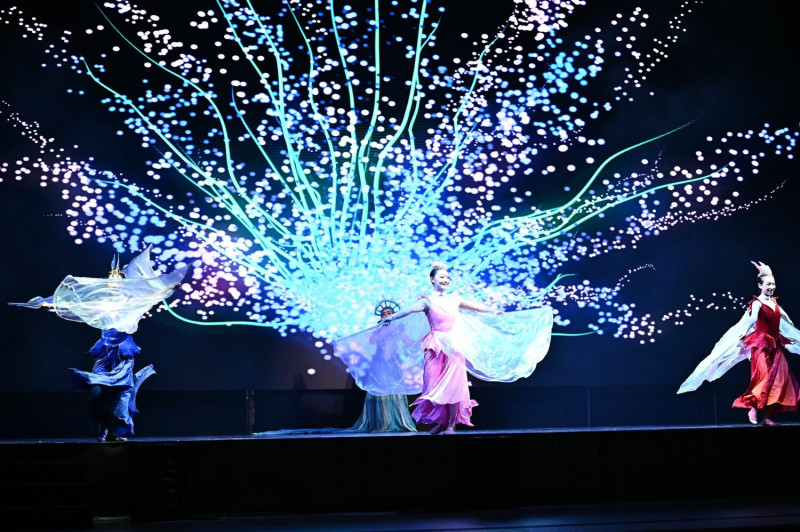 開幕由獨步全球的聲光扯鈴團隊舞鈴劇場帶來《生命之光》演出。   圖：新北市文化局提供