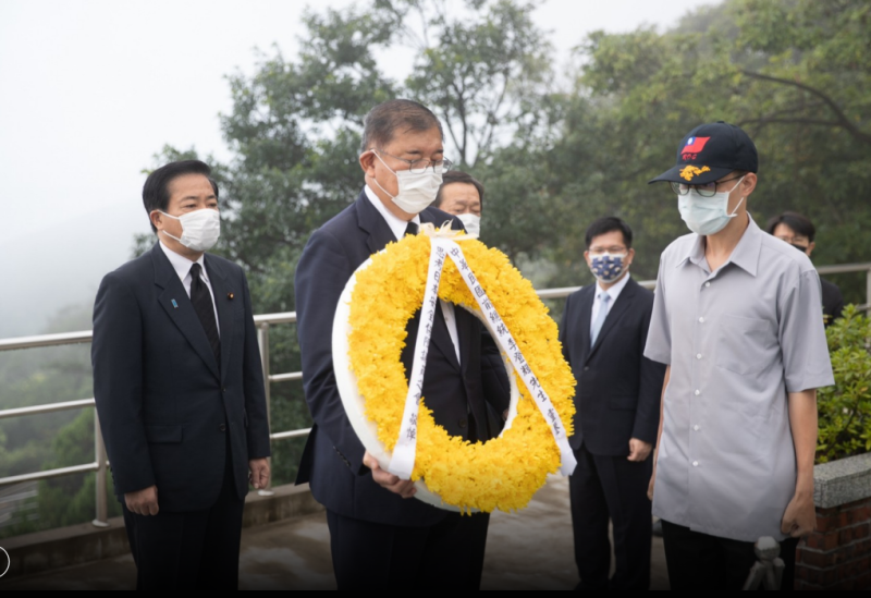 日本眾議員石破茂率領團訪台，赴五指山弔唁李登輝。   圖:李登輝基金會提供