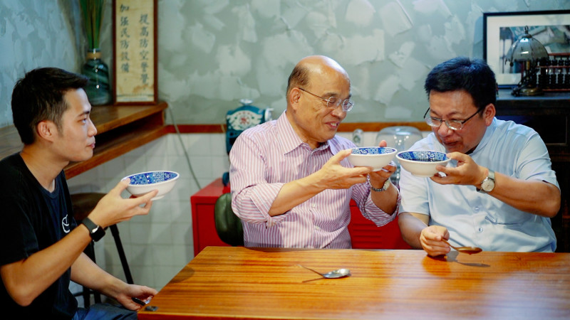李俊俋招待蘇貞昌到嘉義市知名的「一銀仙草」享用在地特色美食。 圖：李俊俋競選團隊/提供