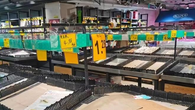 中媒報導，四川成都民眾因怕封成物資短缺，將超市搶購一空。   圖:翻攝自網易