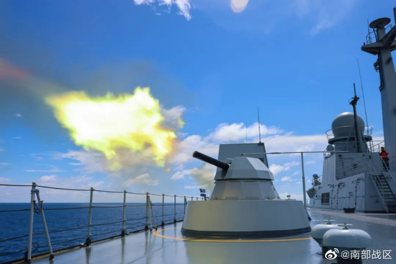 南部戰區海軍某登陸艦支隊組織艦艇編隊開展海上實戰化訓練 。   圖：翻攝自南部戰區