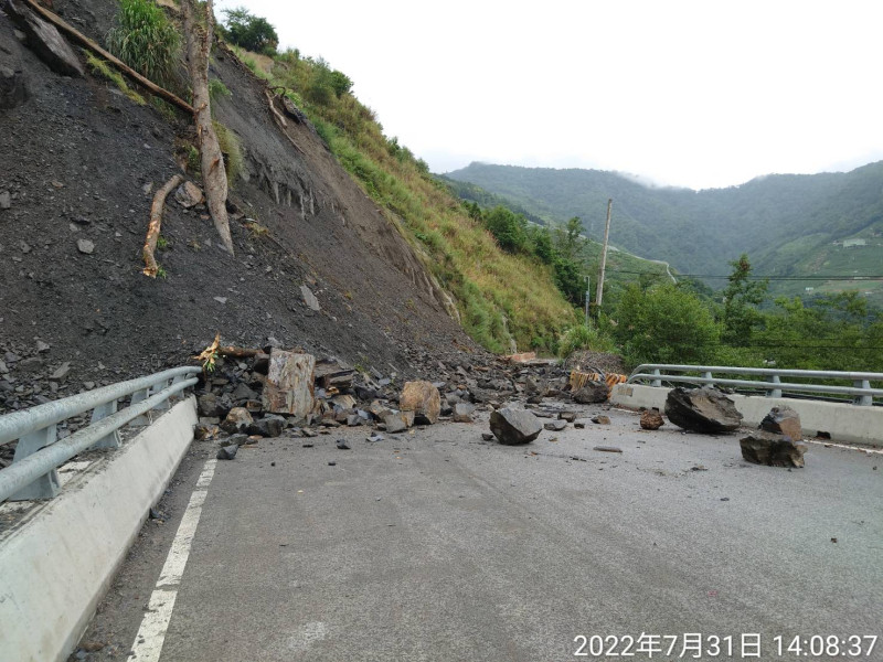 台8線77k靈甫橋路段今（31日）下午傳出土石崩塌，造成道路雙向受阻。   圖：公路總局提供