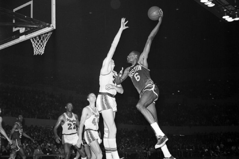 NBA傳奇球星Bill Russell（深色球衣者）在1962年NBA總冠軍賽G7上砍下30分40籃板。   圖／美聯社／達志影像