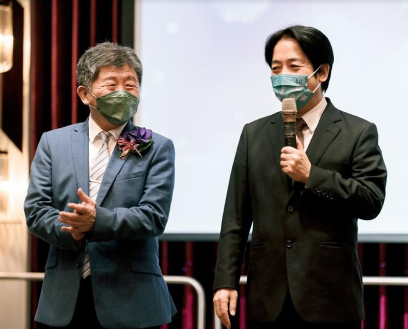 副總統賴清德（右）去年為民進黨台北市長參選人陳時中助選，金句連發，大讚牙醫很適合從政。   圖：翻攝陳時中臉書