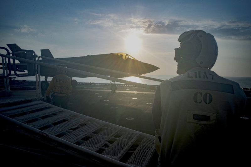 美艦的黎波里號上尉正在視察分配給海軍陸戰隊攻擊戰鬥機中隊 的 F-35B 隱形戰機準備起飛，美海軍表示該艦搭載約20架 F-35B   圖：美國海軍照片