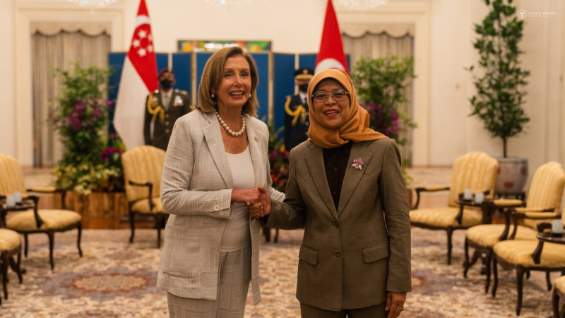 美國眾議院議長裴洛西（左）訪問新加坡，與該國總統雅各布會面，之後將訪問台灣，被爆專機將於2日晚間10時20分抵達。   圖：翻攝自裴洛西推特