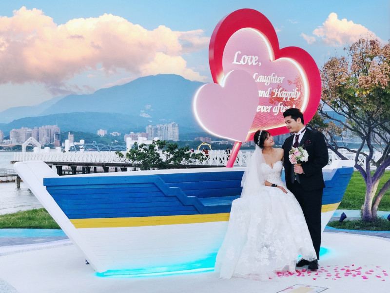 八里結婚廣場多樣裝置藝術成了情人浪漫好拍的戀愛打卡景點。   圖：新北市水利局提供