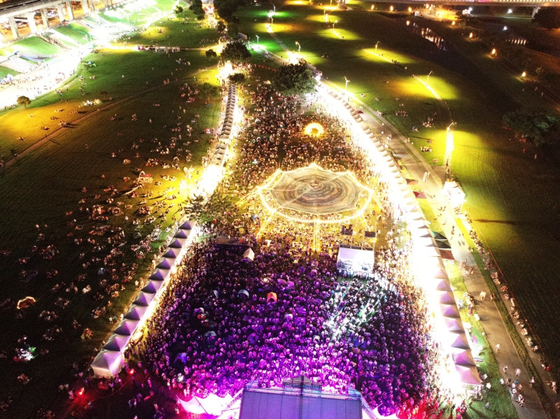 「河海音樂季」壓軸場唱進新北大都會公園，打造雙演出主題台，現場演出接連不斷無冷場！   圖：新北市觀旅局提供